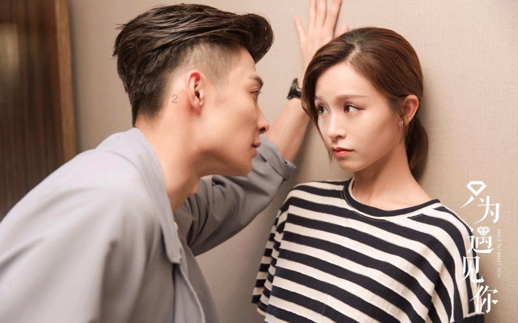男女拥抱 男生手臂在外面还是？游戏画面